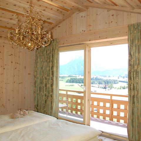 Schlafzimmer mit Zirbenholz – für gesunden und erholsamen Schlaf