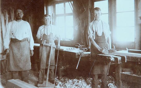 Seit 200 Jahren Schreinerei und Innenausbau Geyer in Pfronten, Allgäu Seit 200 Jahren Schreinerei und Innenausbau Geyer in Pfronten, Allgäu