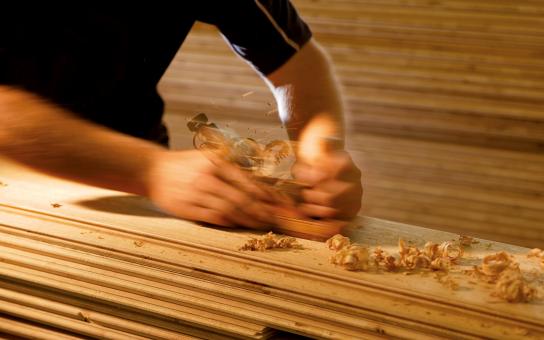 Holz Design und Holzbodenmanufaktur mit viel Handarbeit, Innenausbau Marcel Geyer, Allgäu Hochwertige Möbel und Holzböden erfordern viel Handarbeit