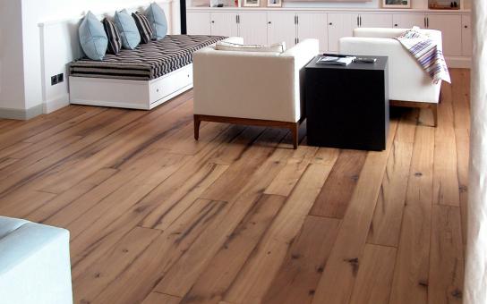 Handbearbeiteter Dielenboden im Wohnzimmer, Schreinerei Marcel Geyer, Pfronten im Allgäu Handbearbeiteter Dielenboden für modernes WohnDesign