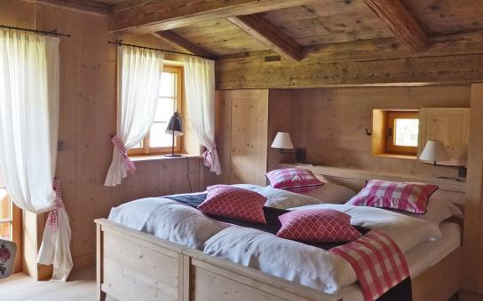 Schlafzimmer in rustikaler Optik, Innenausbau von Marcel Geyer Schlafzimmer in rustikal-gemütlicher Hütten-Optik